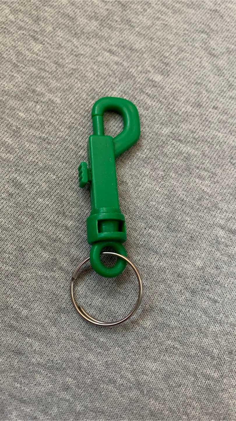 Green plastic lobster clasp keychain 🏈