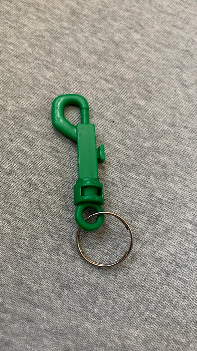 Green plastic lobster clasp keychain 🏈 - photo 2