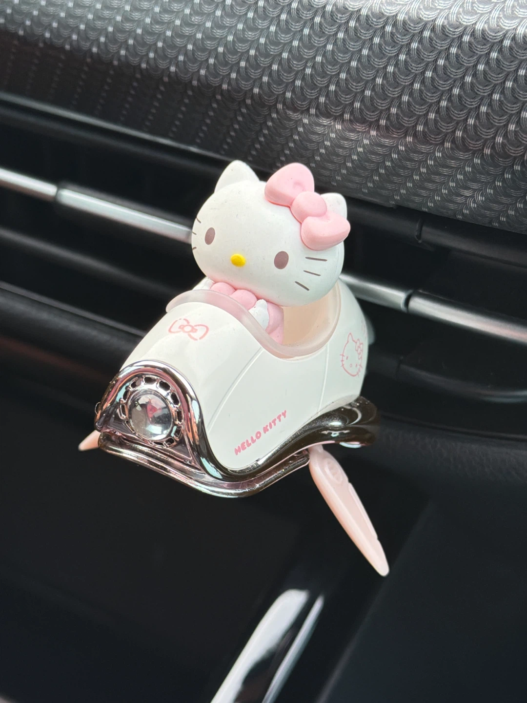 🏈 Hello Kitty Car Air Vent Fragrance Diffuser