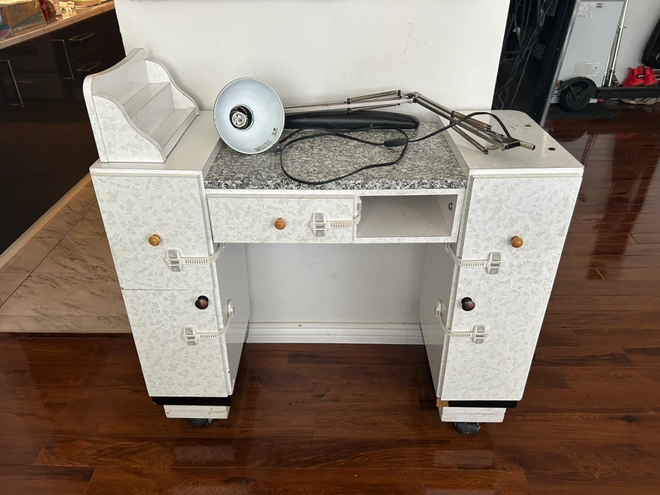 Nail Technician Manicure Table with Lamp