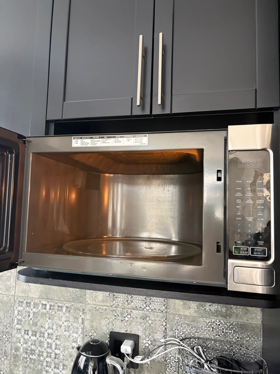 LG Microwave - photo 2