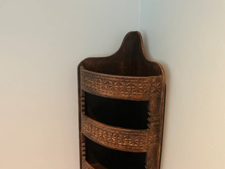 Hand-Carved Corner Shelf Unit - photo 2