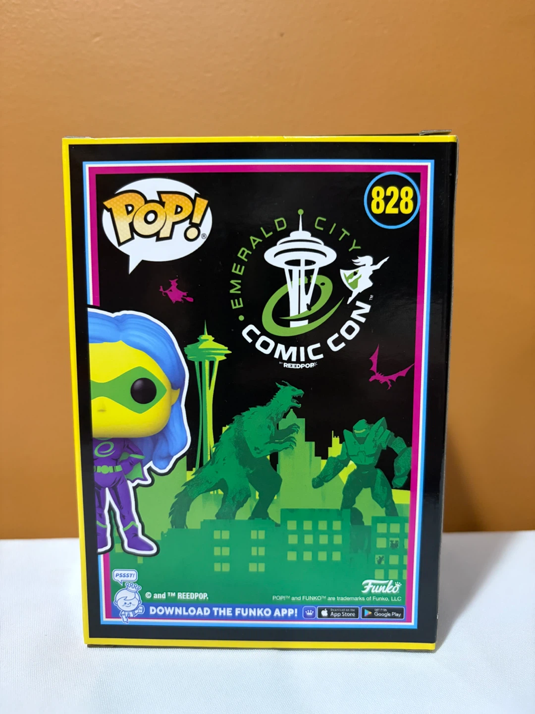 Crusaderette (Blacklight) Funko Pop! #828 - ECCC 3000 PCS - photo 2