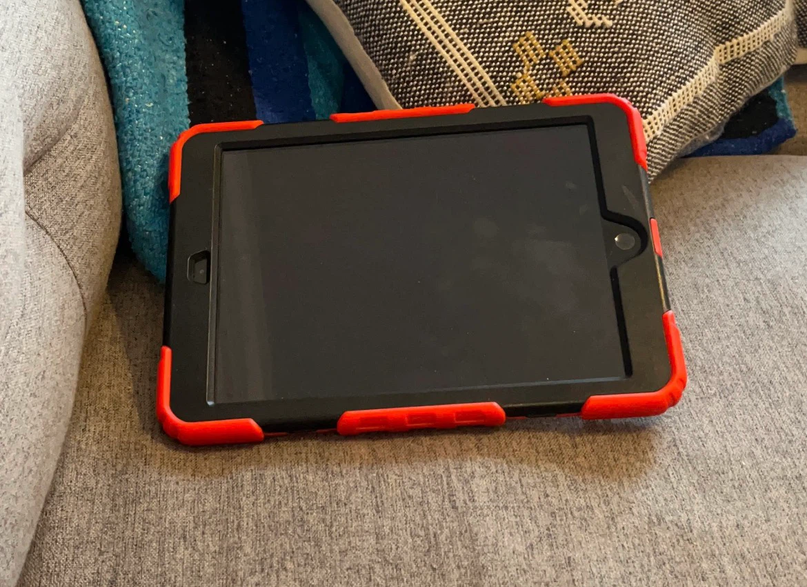 Apple iPad 7th generation iCloud unlocked - photo 2