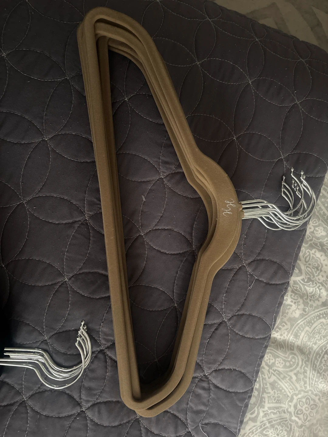 Set of Velvet Non-Slip Clothes Hangers - photo 2