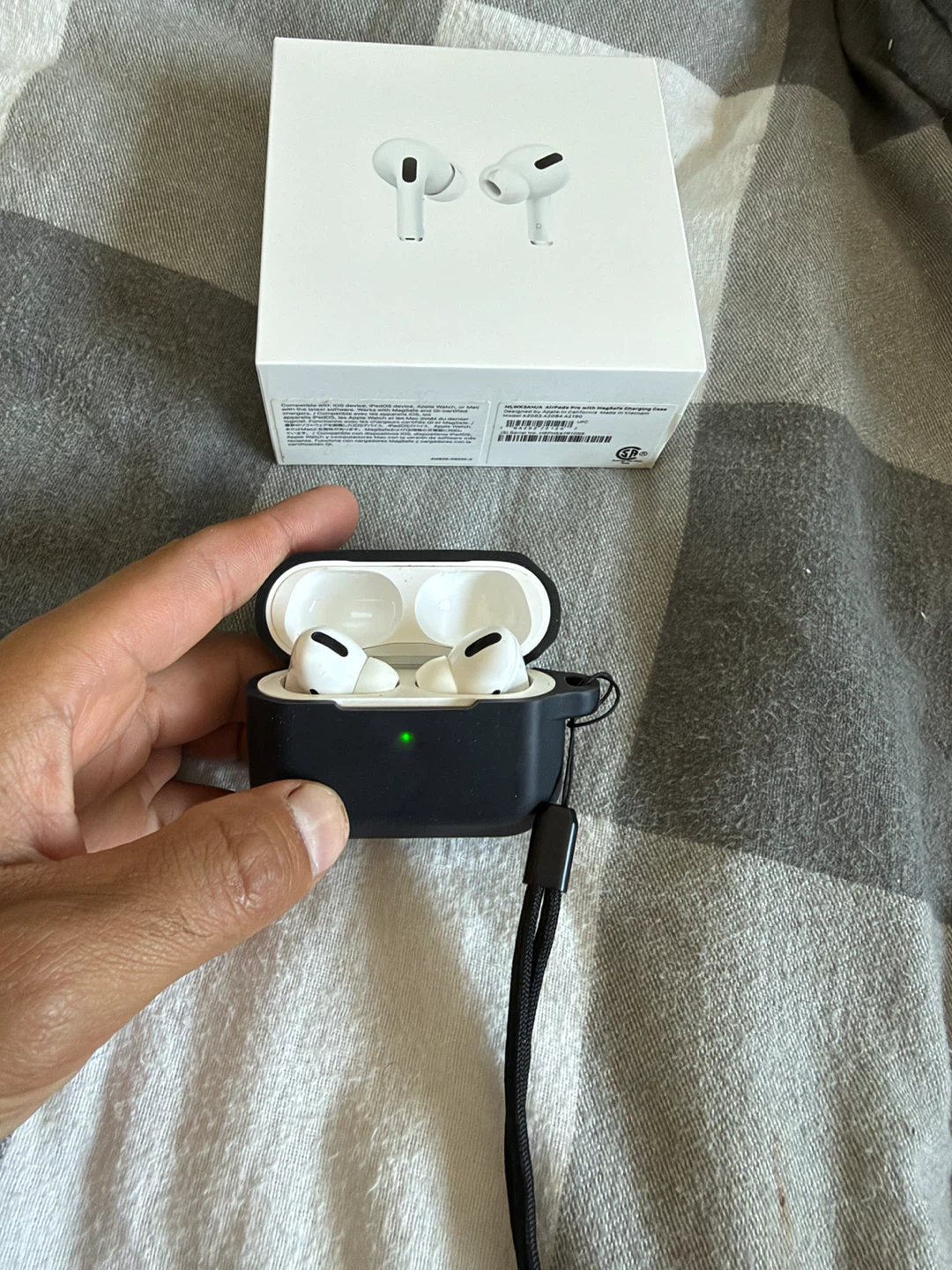 Apple AirPods Pro with MagSafe Charging Case - photo 2