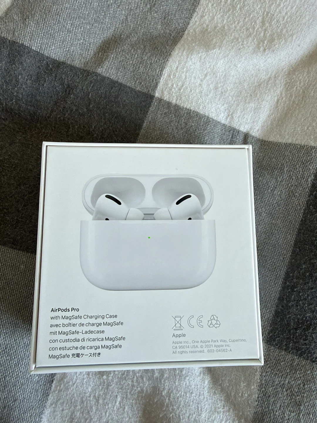 Apple AirPods Pro with MagSafe Charging Case - photo 3