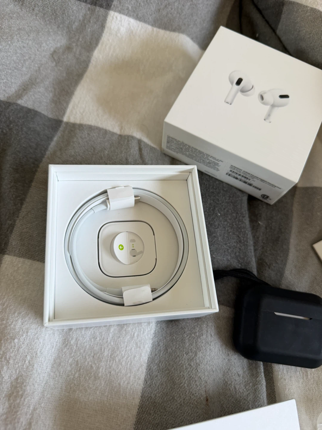 Apple AirPods Pro with MagSafe Charging Case - photo 4