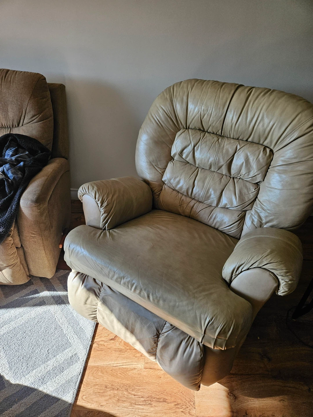 Beige Leather Recliner Armchair - photo 5