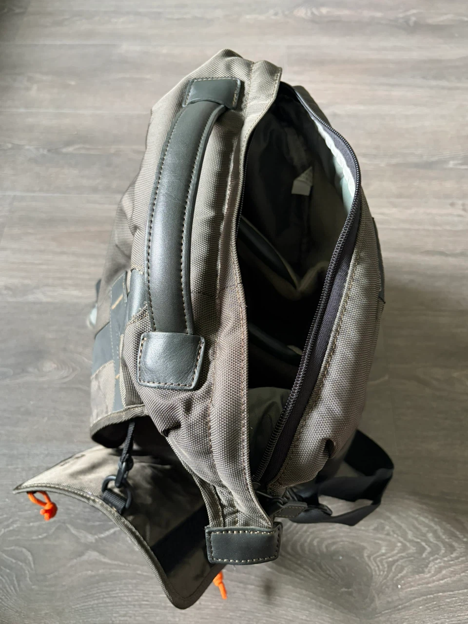 Lowepro Camera Sling Bag - photo 2