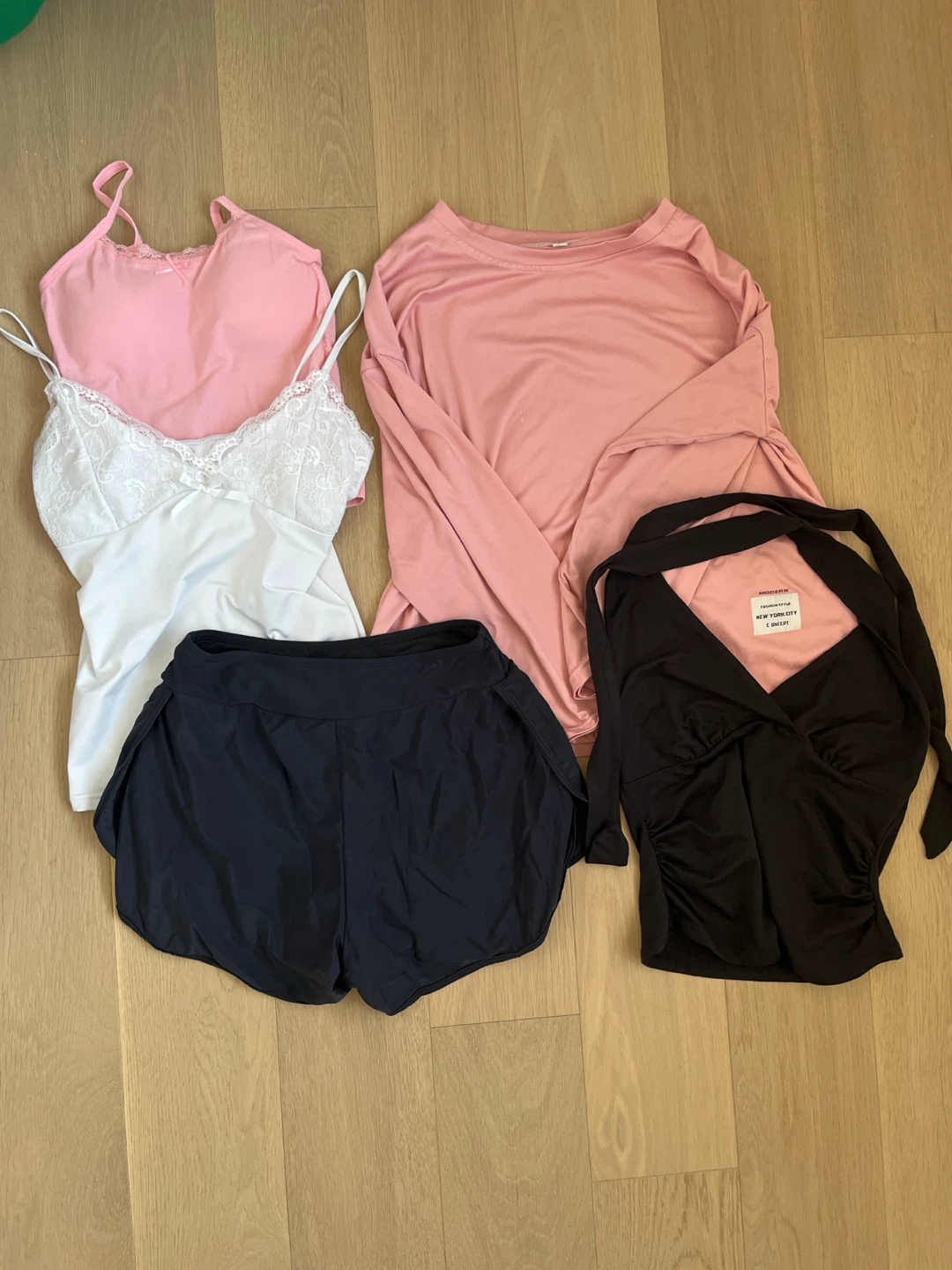 (NEW) Assorted Women's clothing bundle 🏈