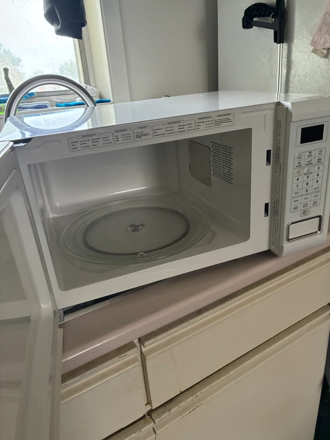 RCA Microwave Oven RMW1129-WHITE - photo 4