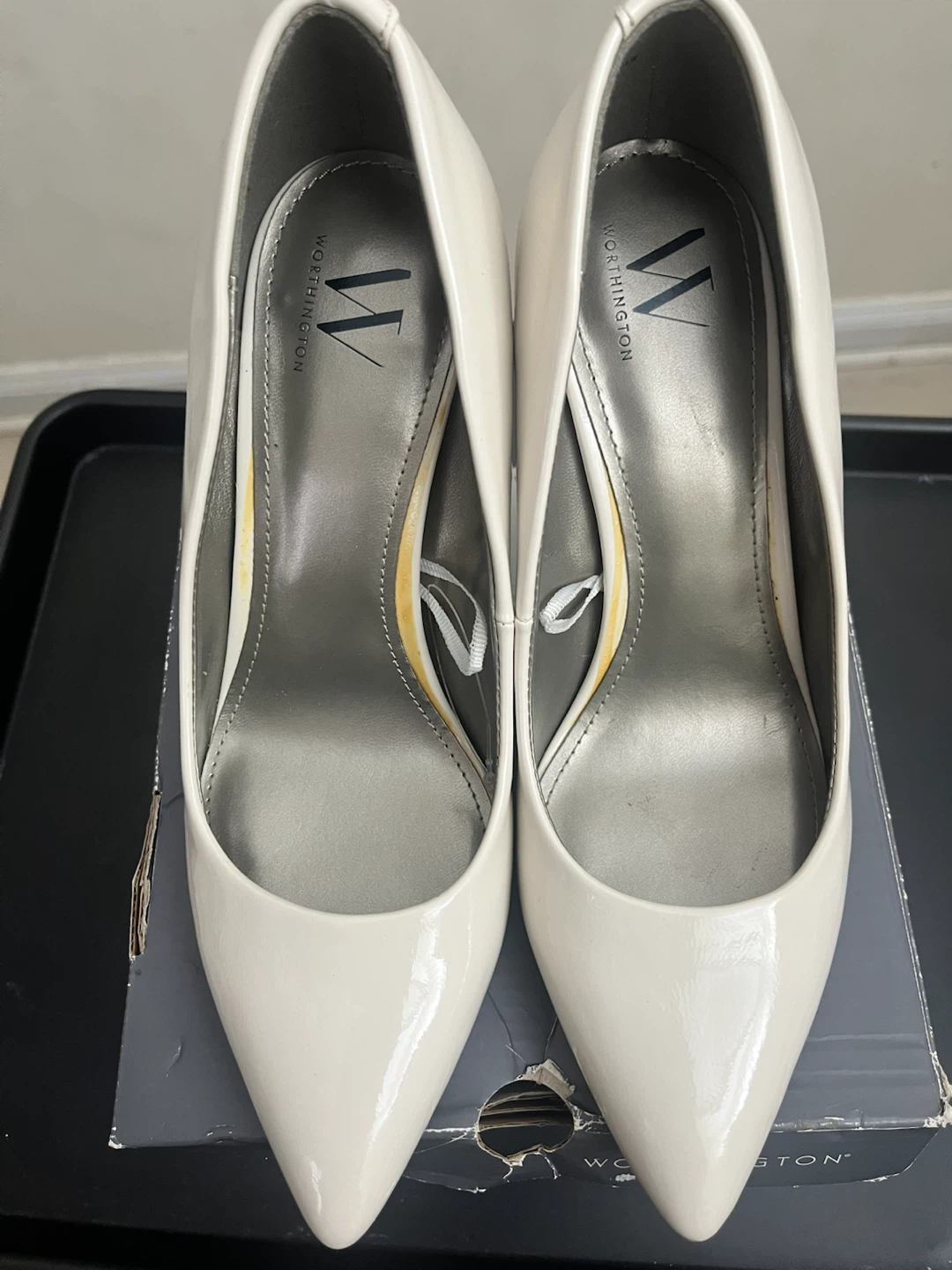 🏈Worthington cream shoes size 8