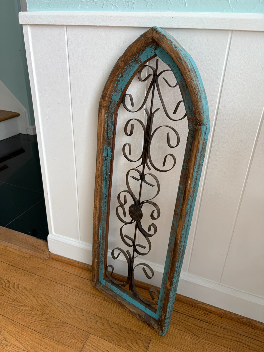 DISTRESSED ARCHED WALL DECOR