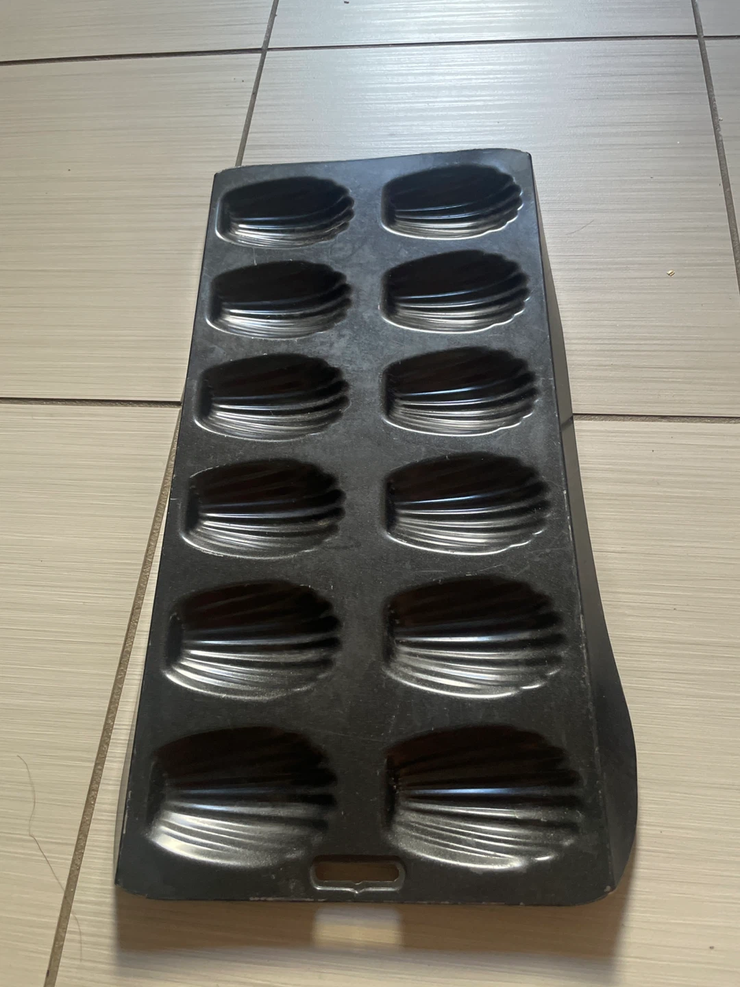 🏈12-Cavity Madeleines Baking Pan