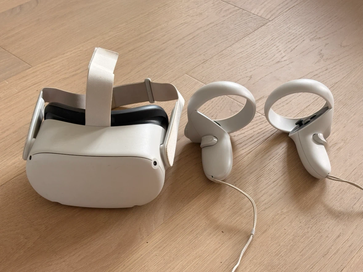Meta Quest 2 VR Headset - photo 2