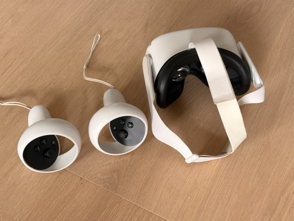 Meta Quest 2 VR Headset - photo 3