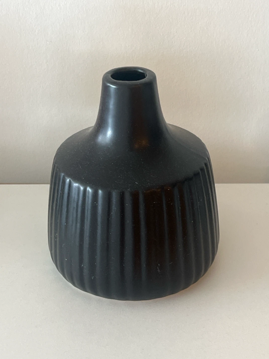 🏈 Black Ribbed Ceramic Vase