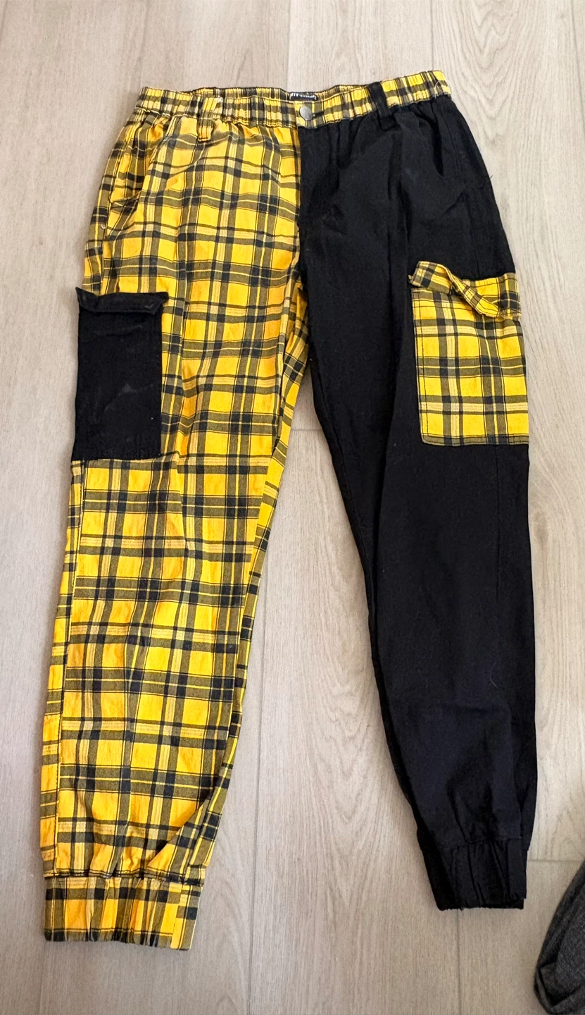 Hot Topic Yellow Plaid and Black Cargo Joggers 🏈