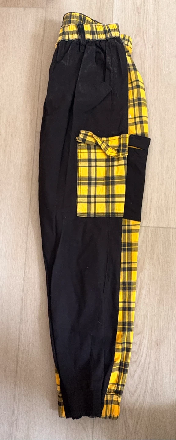 Hot Topic Yellow Plaid and Black Cargo Joggers 🏈 - photo 2