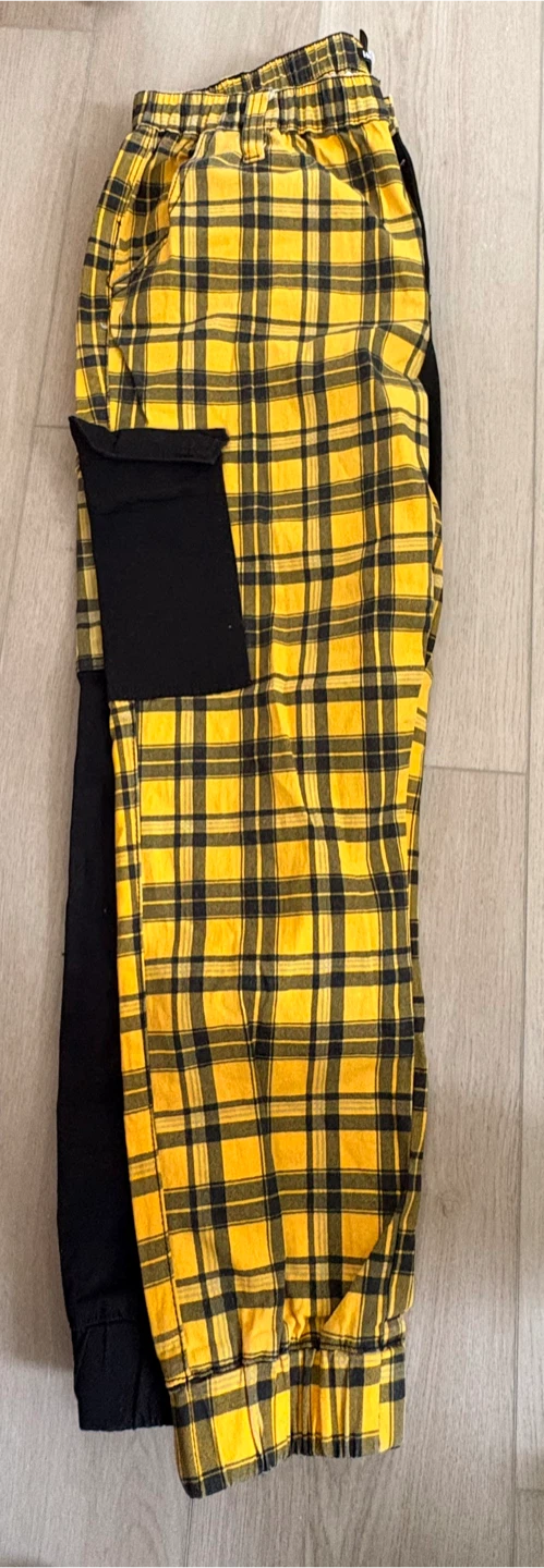 Hot Topic Yellow Plaid and Black Cargo Joggers 🏈 - photo 3