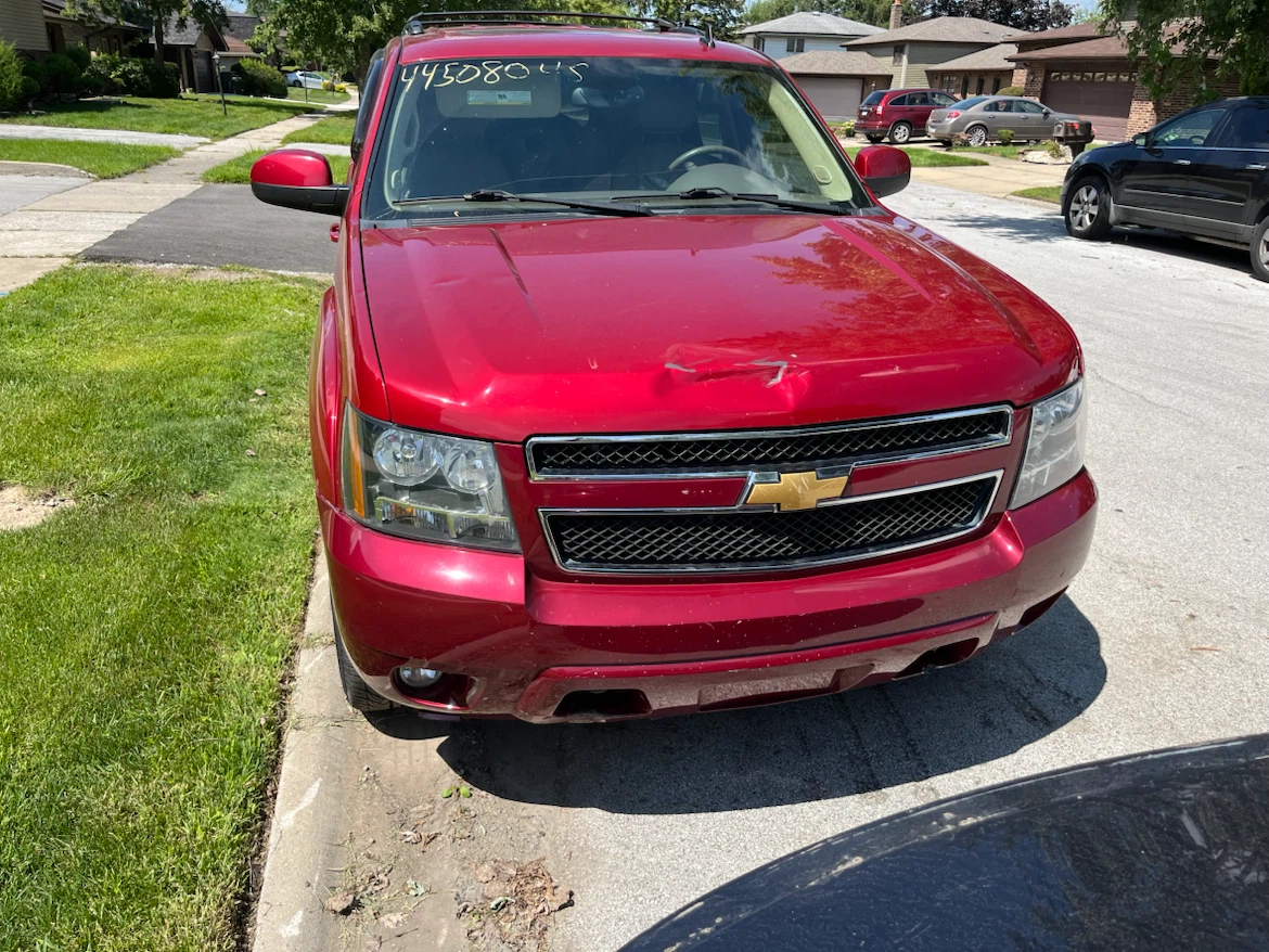 Red Chevrolet Tahoe SUV - photo 3