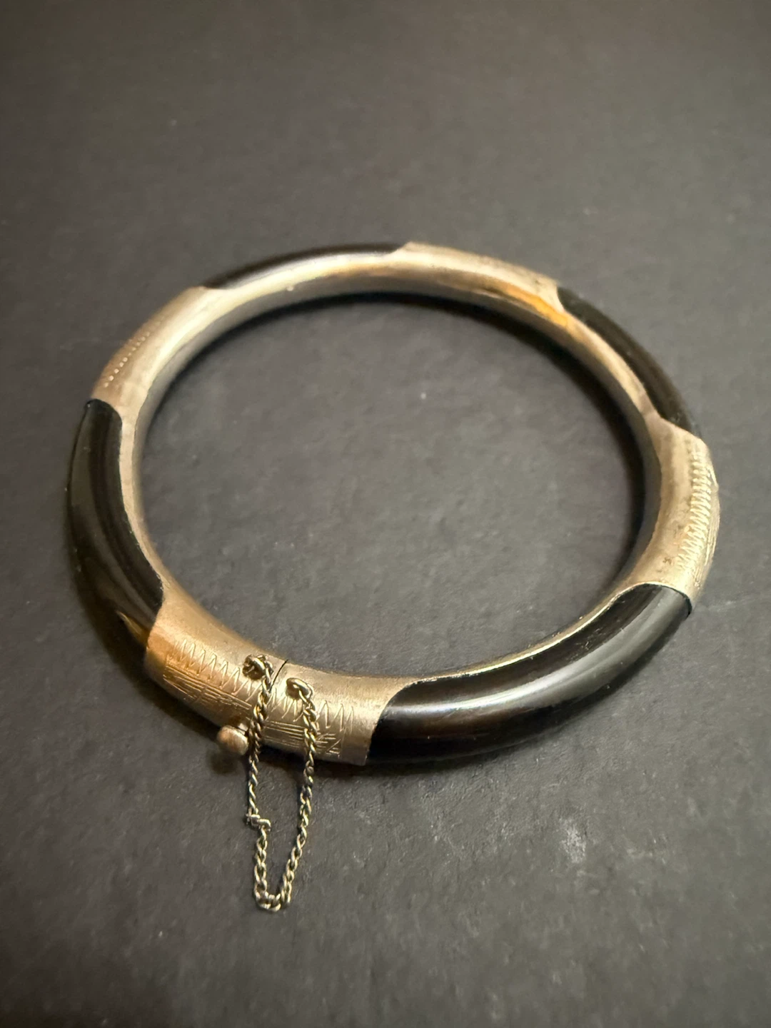 🏈Vintage Black and Silver Tone Bangle Bracelet