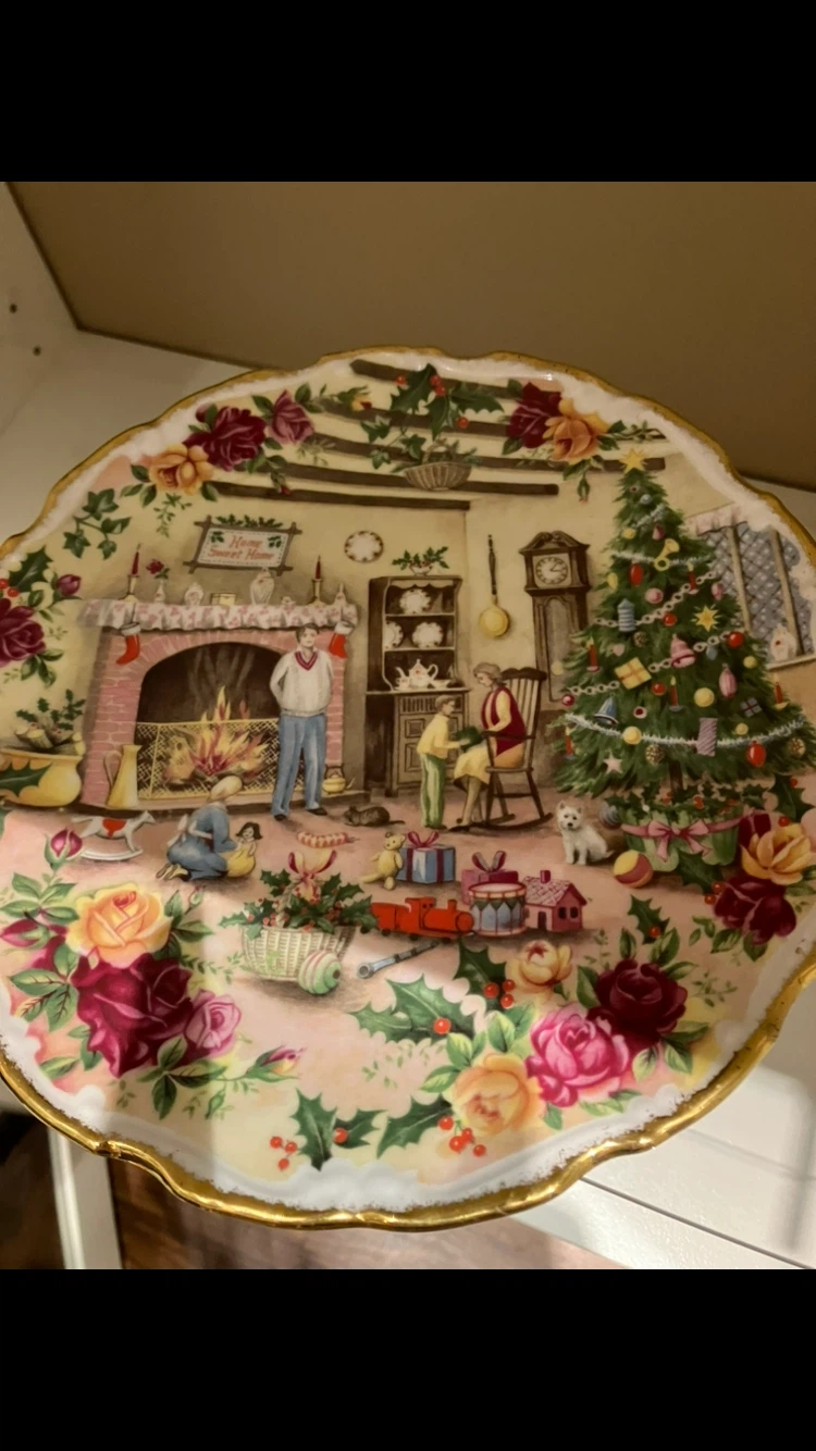 NEW  “Christmas warmth"  ROYAL ALBERT® Year Issued: 1989