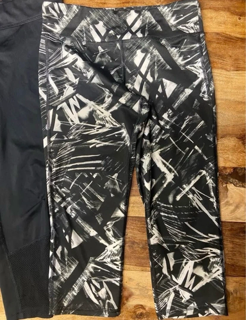 🏈 EUC Bundle of 3 pairs of girls athletic leggings - photo 2