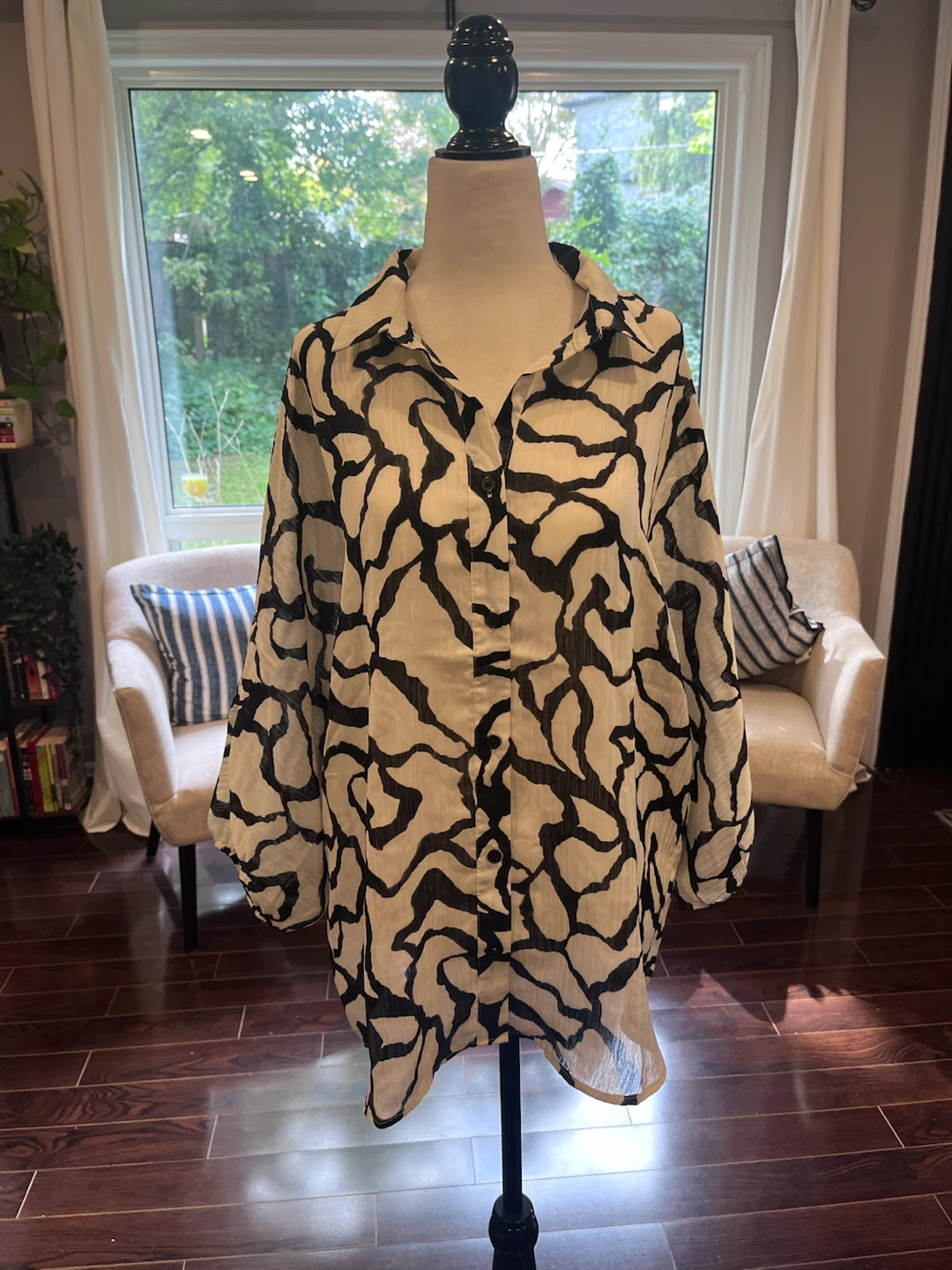 Suzy Shier Black and White Patterned Button-Down Top