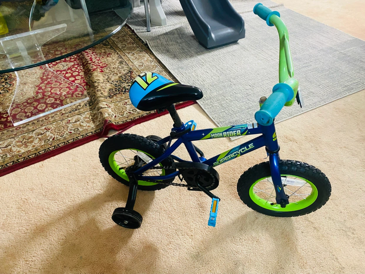 Kids bike (like new) 12-inch