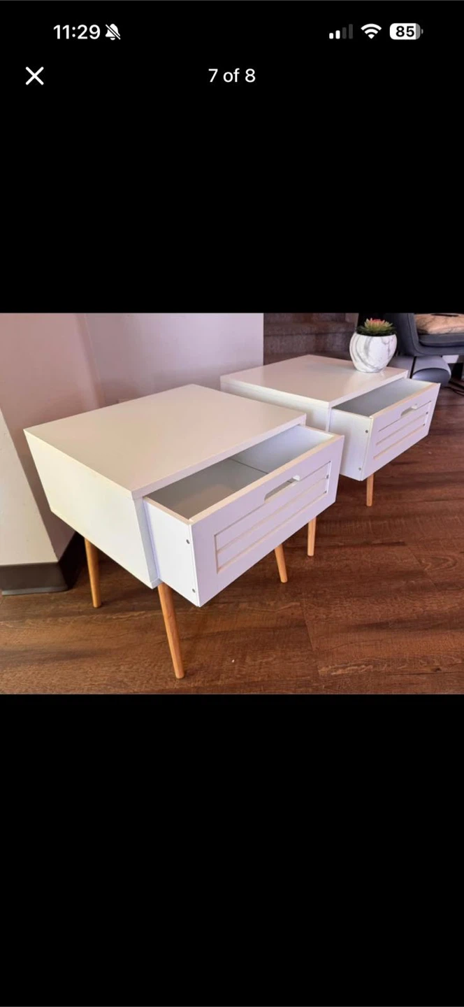 Set of Two White Modern Nightstands