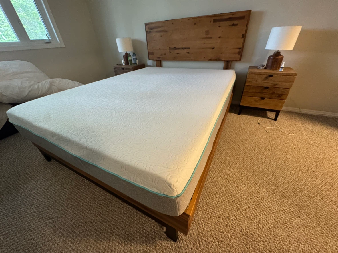 Beautiful Queens size Bed with Bloom memory foam matress - photo 2