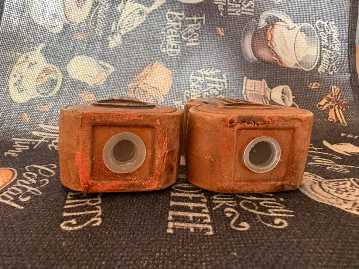 Canada Guitar-Shaped Salt and Pepper Shakers - photo 2