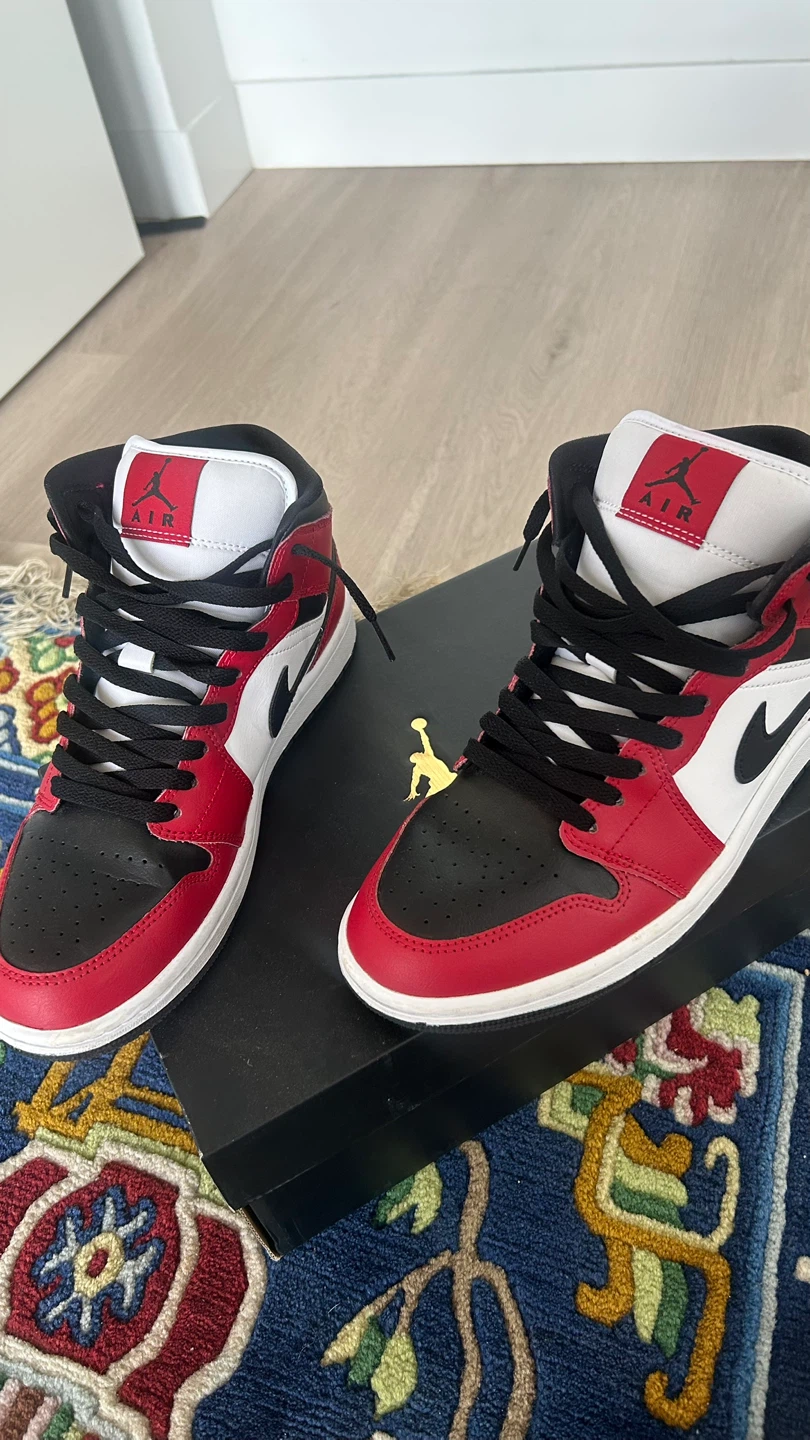 Air Jordan 1 Mid Chicago Black Toe