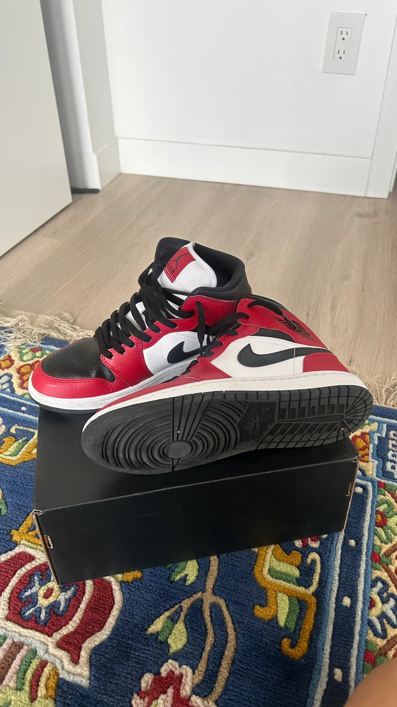 Air Jordan 1 Mid Chicago Black Toe - photo 2