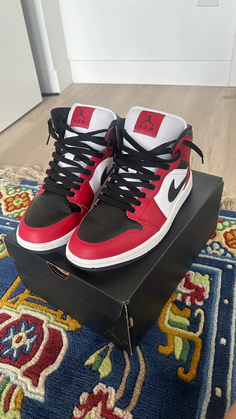 Air Jordan 1 Mid Chicago Black Toe - photo 3