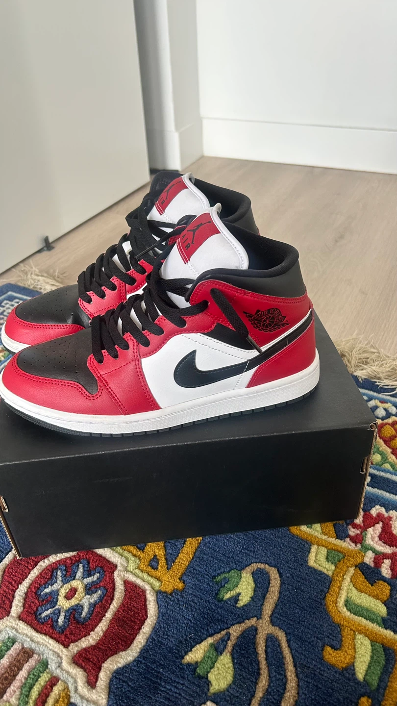 Air Jordan 1 Mid Chicago Black Toe - photo 4