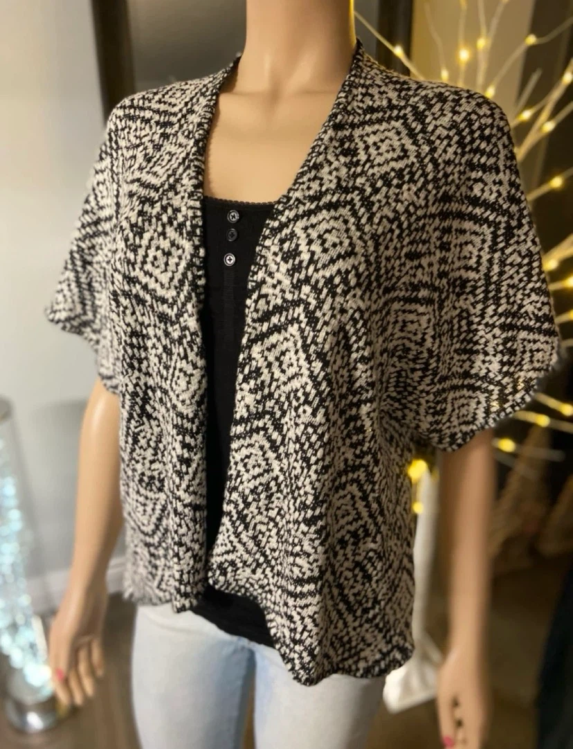 🏈 EUC Black and white geometric print short sleeve cardigan M/L