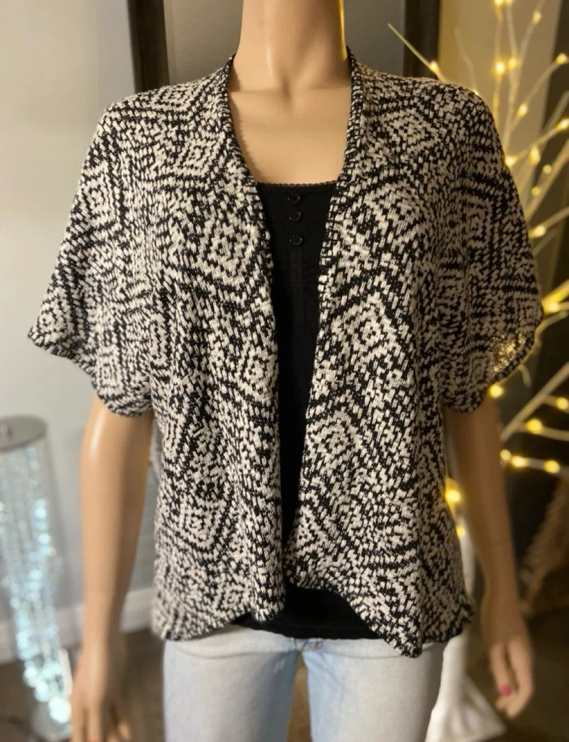 🏈 EUC Black and white geometric print short sleeve cardigan M/L - photo 2