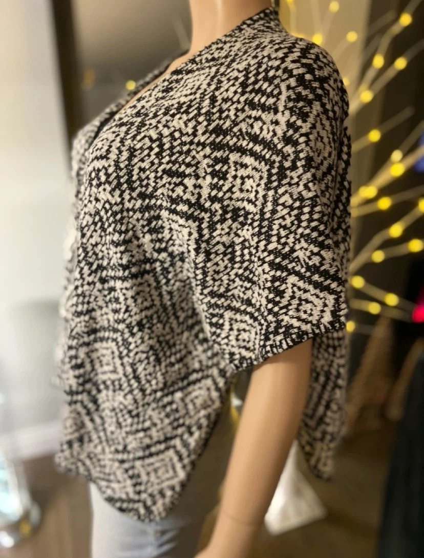 🏈 EUC Black and white geometric print short sleeve cardigan M/L - photo 3