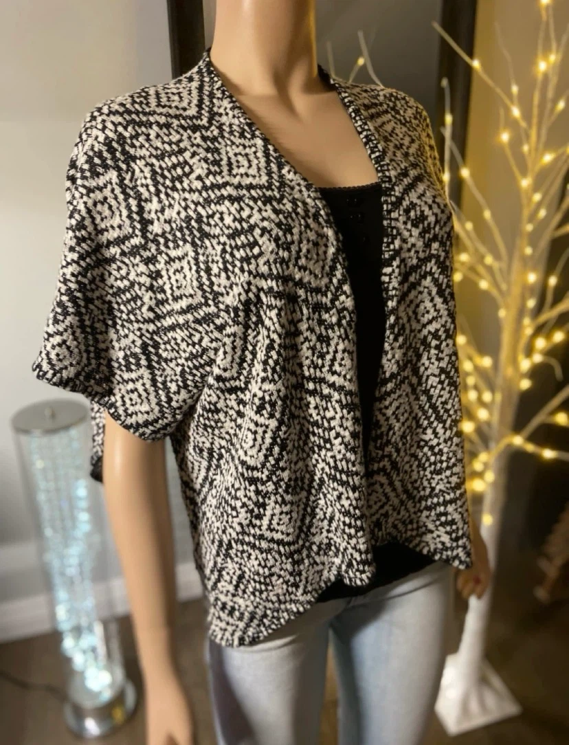 🏈 EUC Black and white geometric print short sleeve cardigan M/L - photo 4