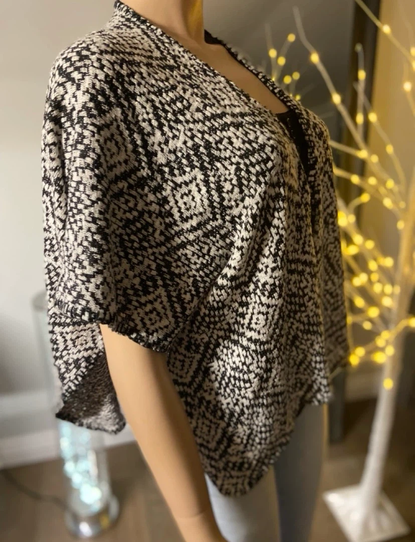 🏈 EUC Black and white geometric print short sleeve cardigan M/L - photo 5