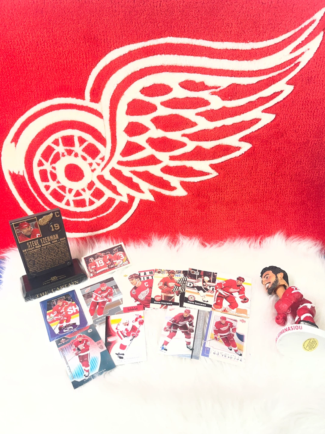 Detroit Red Wings Rug + Free Yzerman Commemorative Lot!