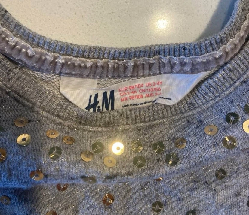 🏈 EUC H&M Grey Sequin Sweatshirt Size 2-4Y - photo 5
