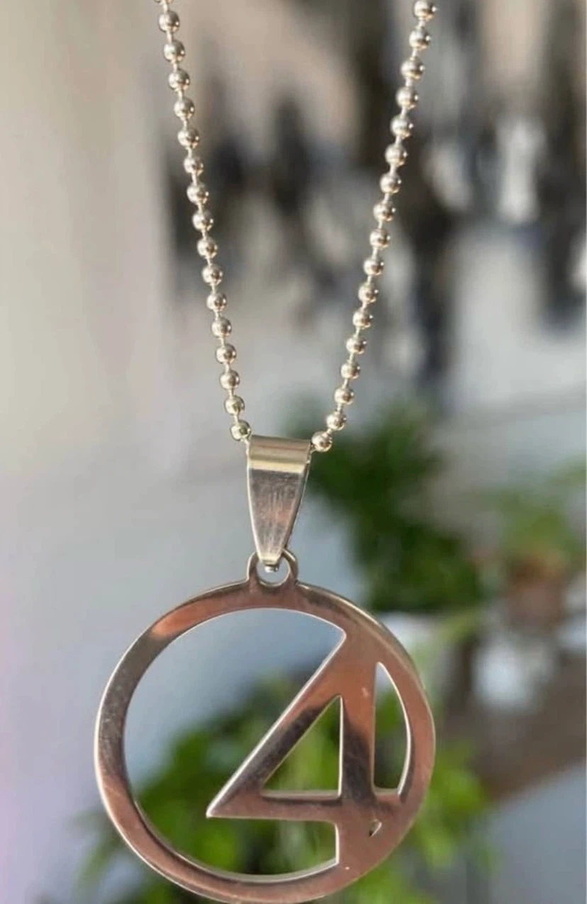 🏈 NEW Fantastic Four Logo Necklace - photo 2