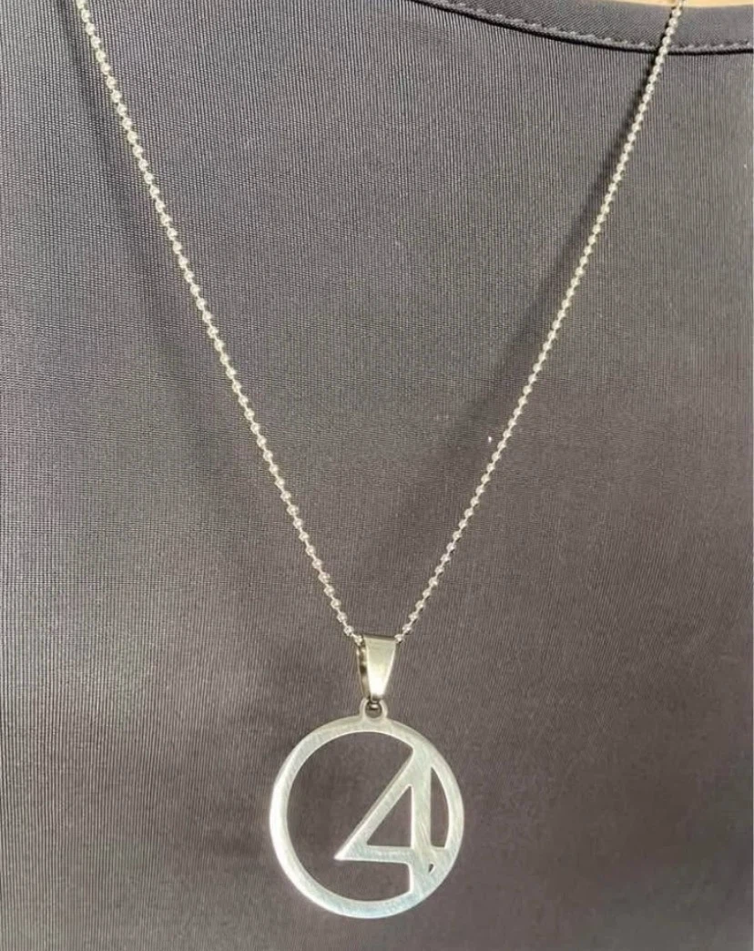 🏈 NEW Fantastic Four Logo Necklace - photo 3