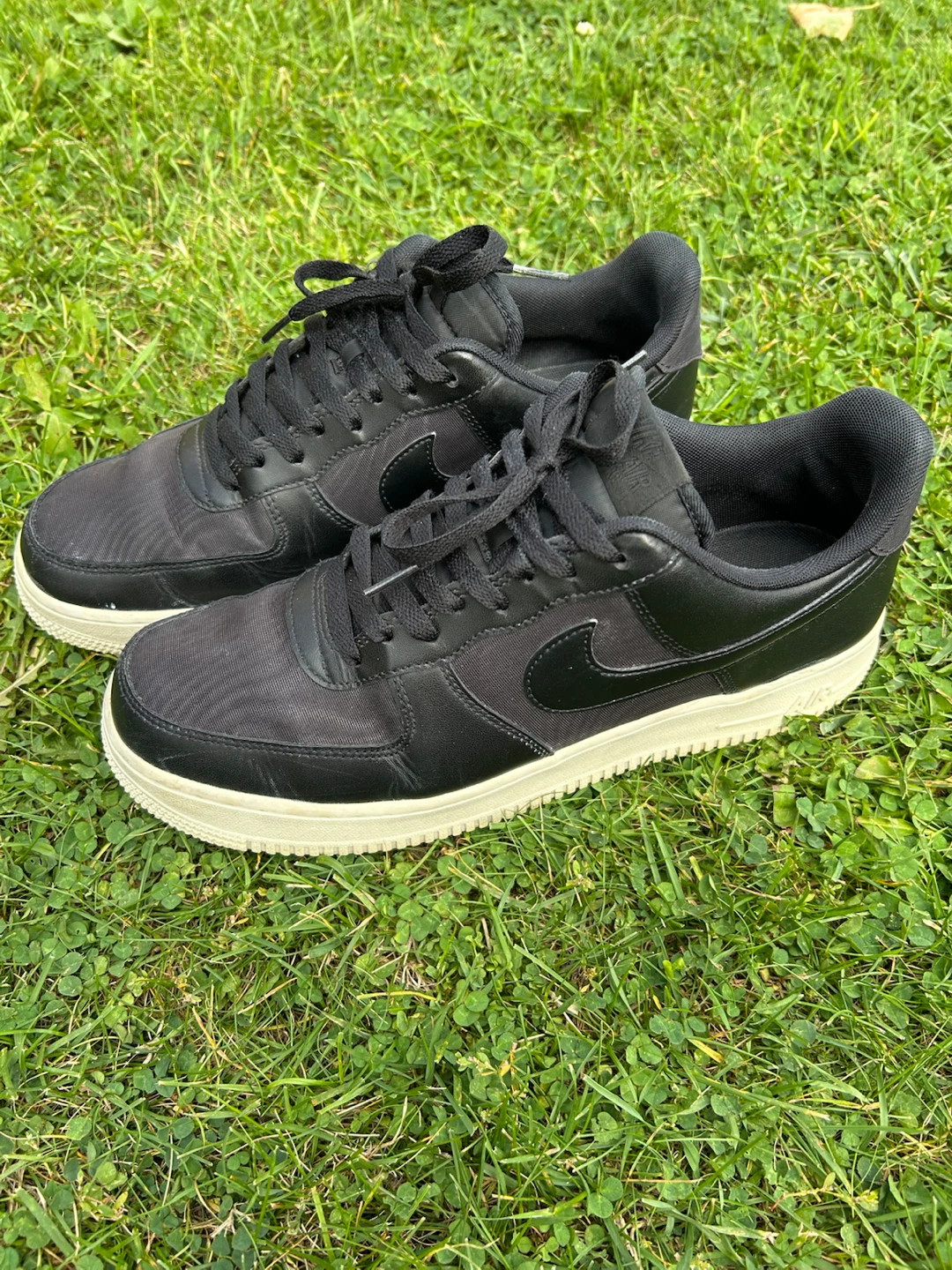 Mens Nike Air Force 1 Black Sneakers - size 11