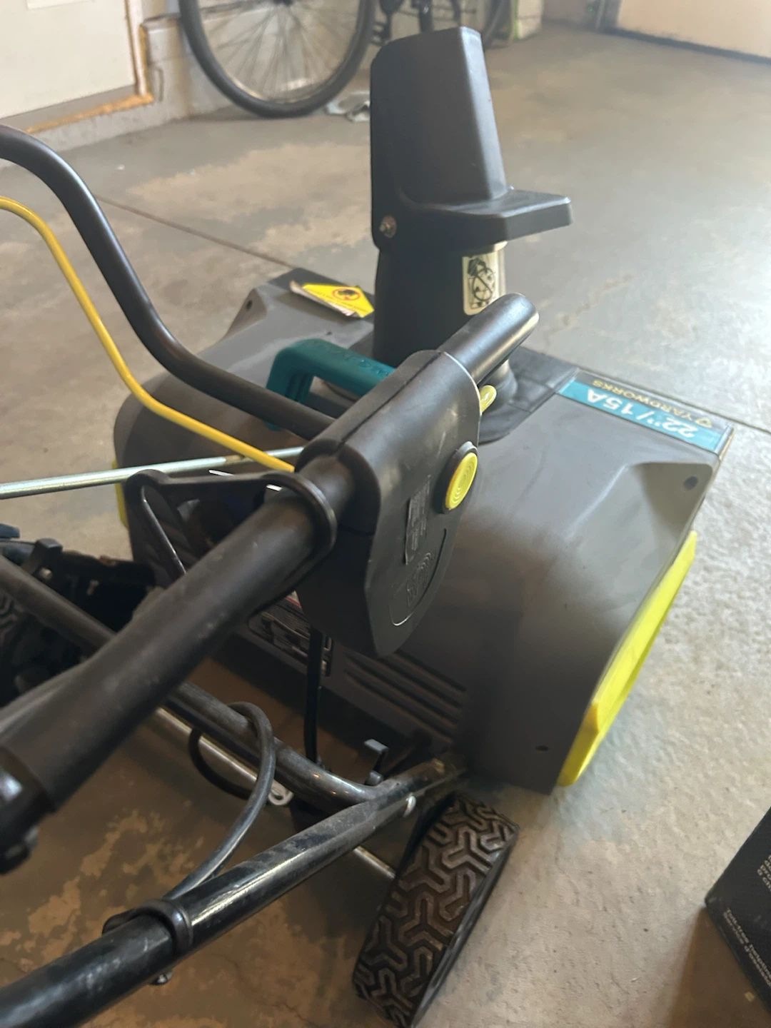 Yardworks 22-inch 15A Electric Snowblower - photo 4