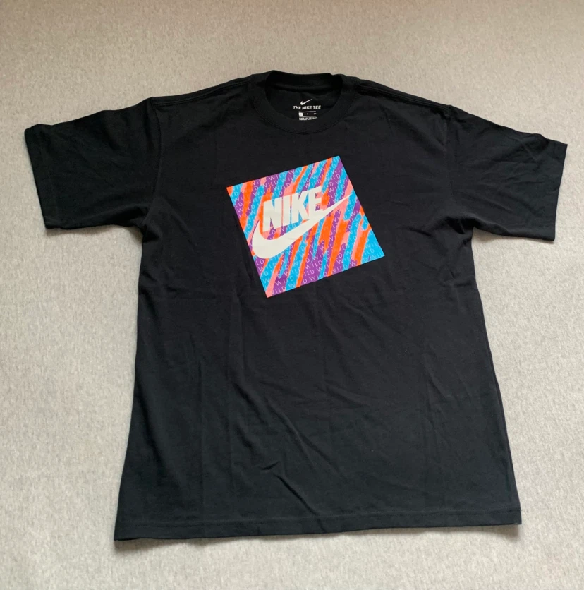 Nike Retro Graphic T-Shirt ~ Men’s Size Small 🏈